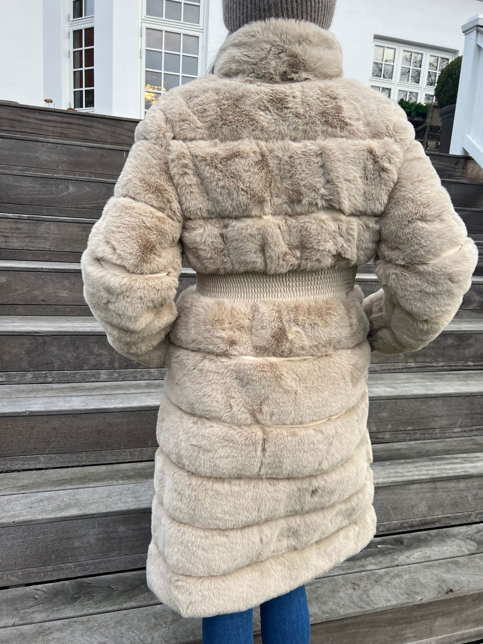 Darya - Fake Fur jacka med resår i midjan